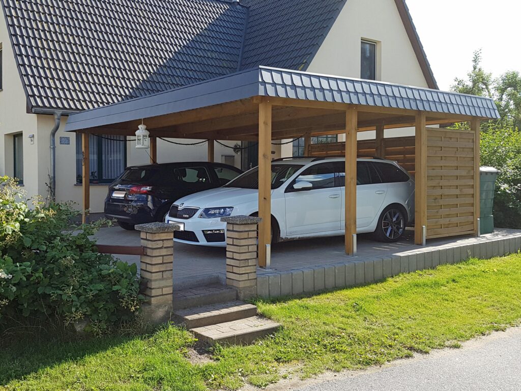Flachdach-Doppelcarport aus Holz mit eleganter schwarzer Schindelblende