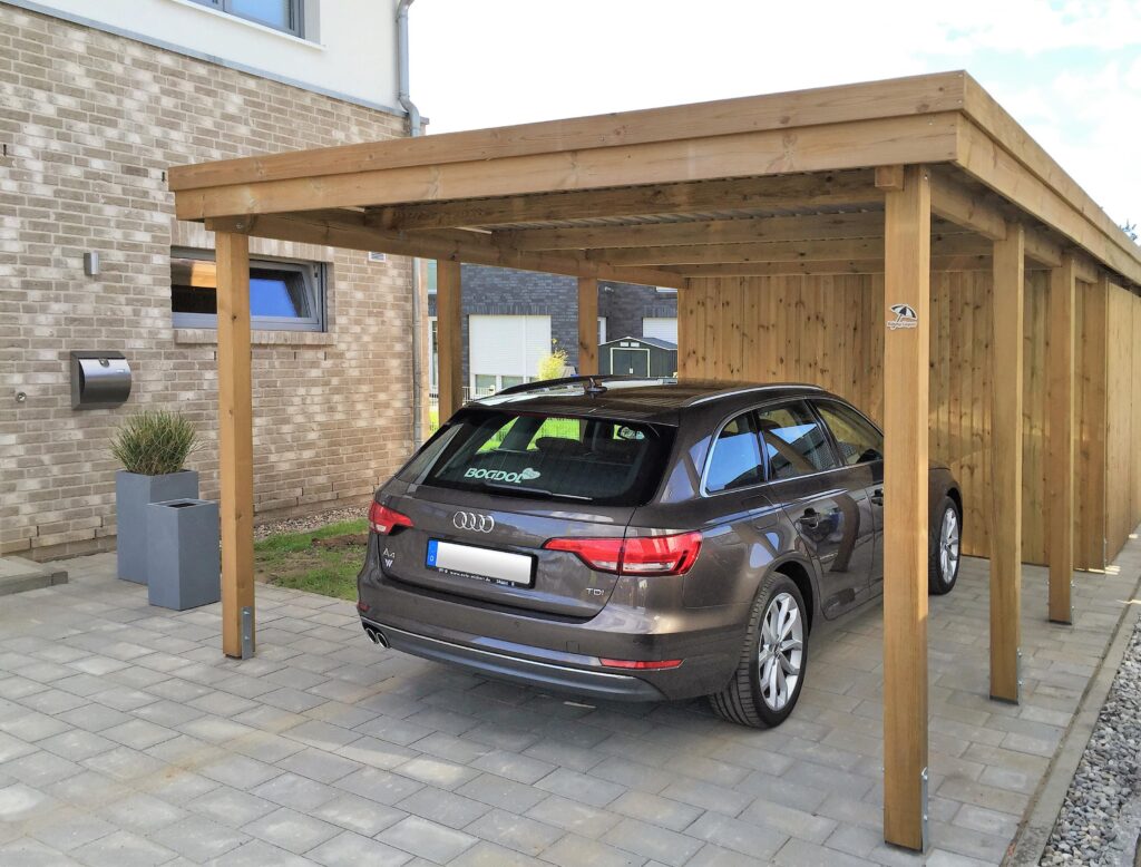 Flachdach-Einzelcarport aus Holz mit praktischem Geräteraum