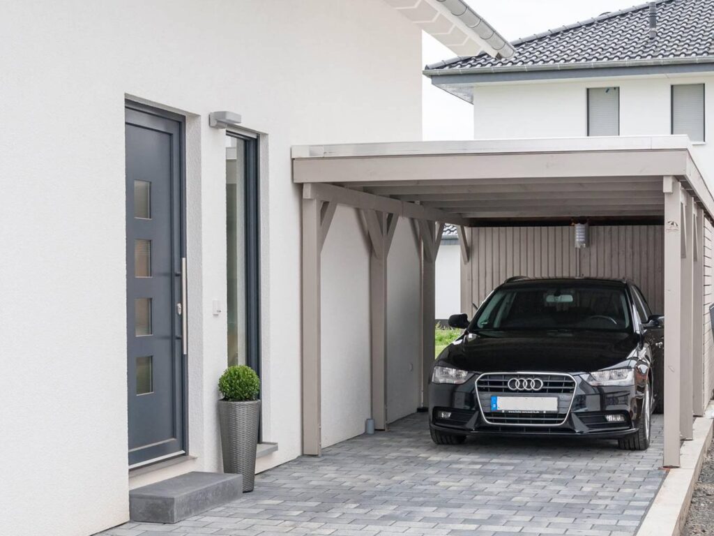 Flachdach-Einzelcarport aus Holz mit praktischem Abstellraum