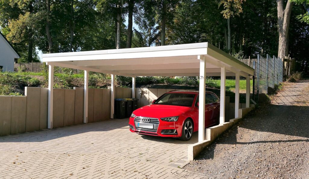 Weiß gestrichener Flachdach-Doppelcarport aus Holz