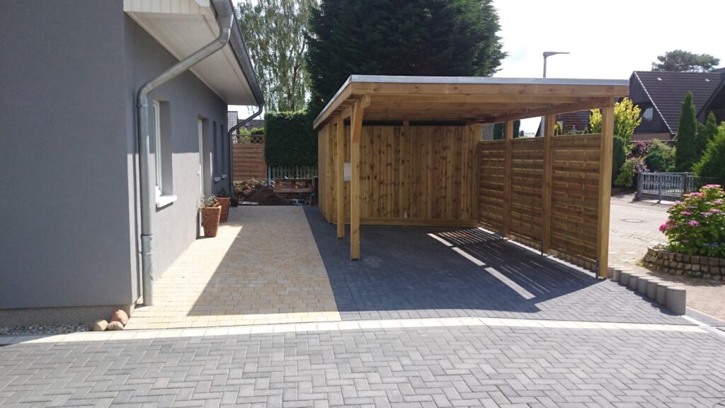Kompakter Flachdach-Einzelcarport aus Holz mit Abstellraum