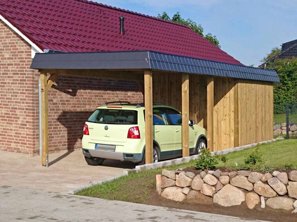 Flachdach-Einzelcarport mit schwarzer Schindelblende und Geräteraum