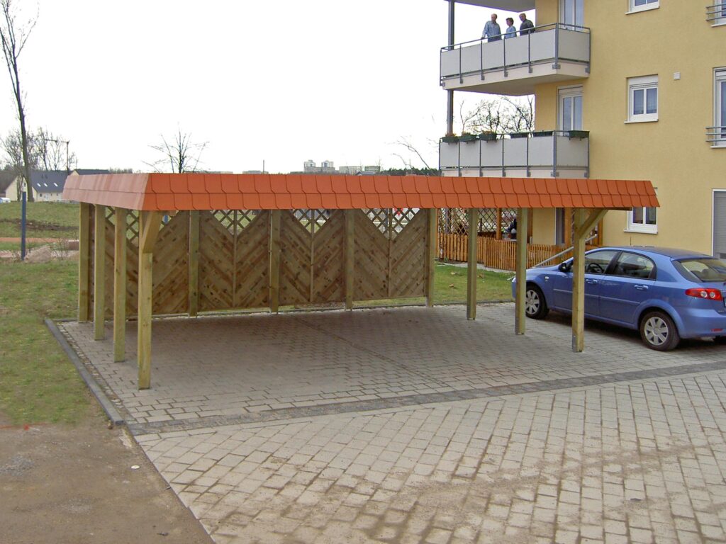 Design Flachdach-Doppelcarport mit auffälliger roter Schindelblende