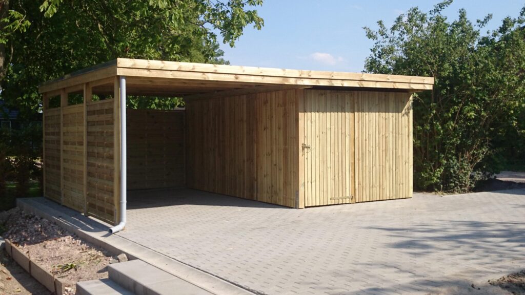 Flachdach-Einzelcarport aus Holz mit praktischem seitlichen Abstellraum
