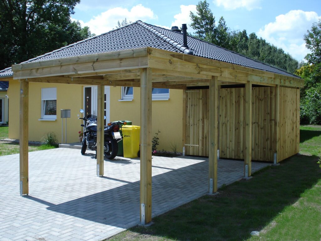 Robuster Flachdach-Einzelcarport aus Holz mit integriertem Abstellraum