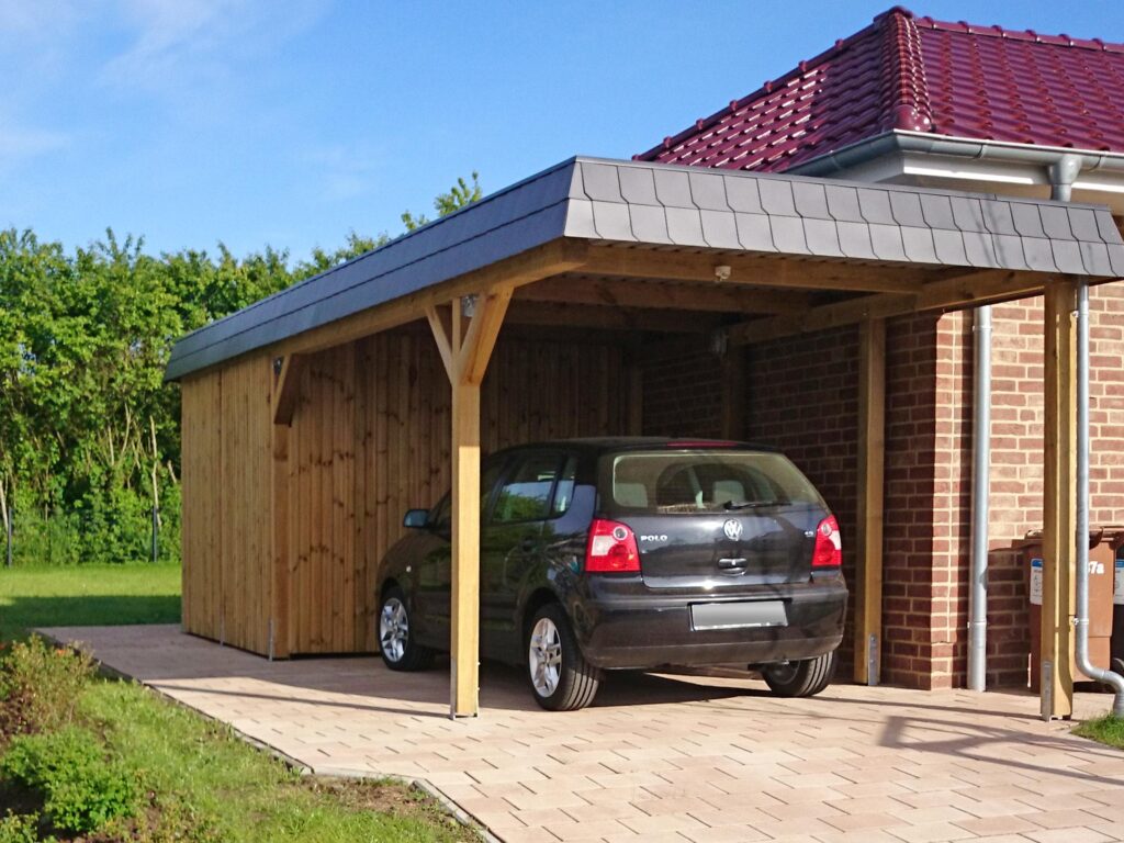 Flachdach-Einzelcarport aus Holz mit schwarzer Schindelblende und integriertem Abstellraum