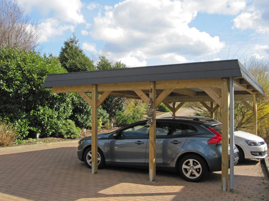 Flachdach-Doppelcarport mit Schindelblende und praktischem Dachüberstand