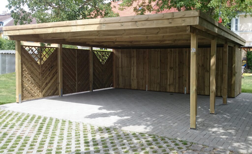 Freitragender Flachdach-Doppelcarport aus Holz mit praktischem Abstellraum