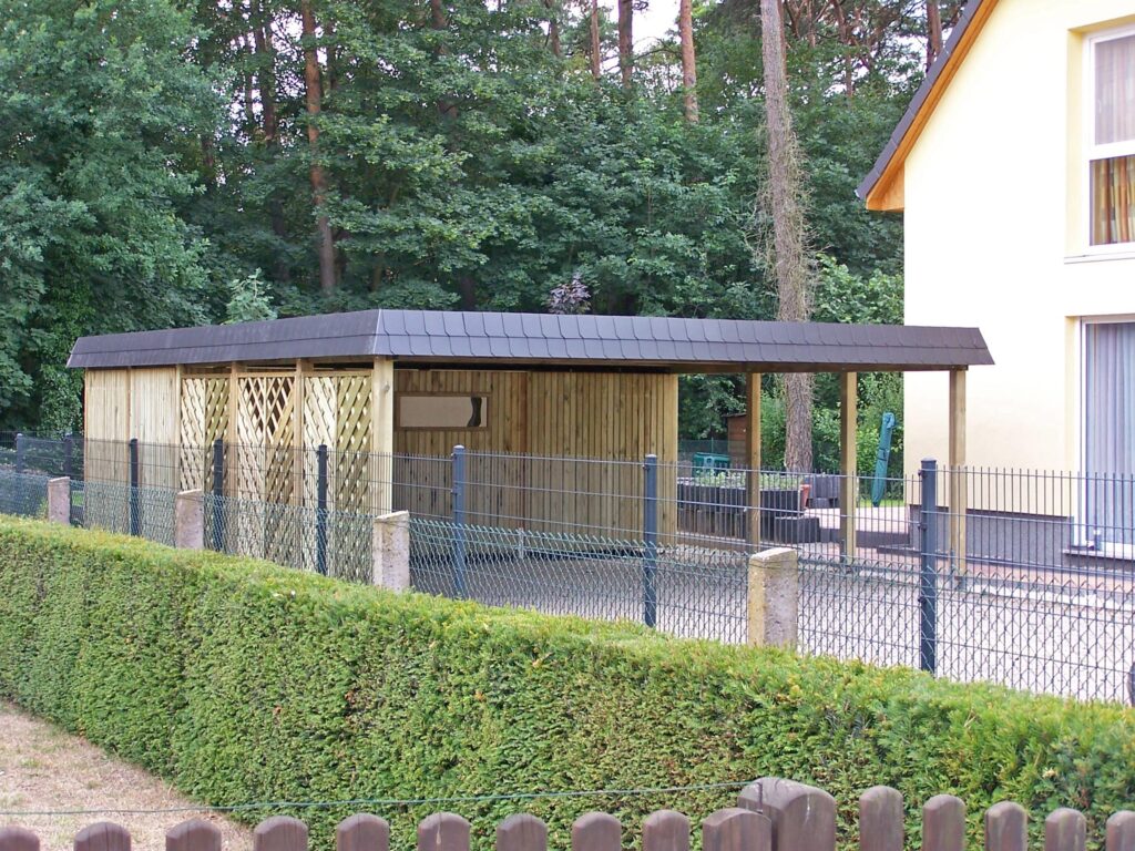 Flachdach-Doppelcarport mit großem Geräteraum, und Schindelblende