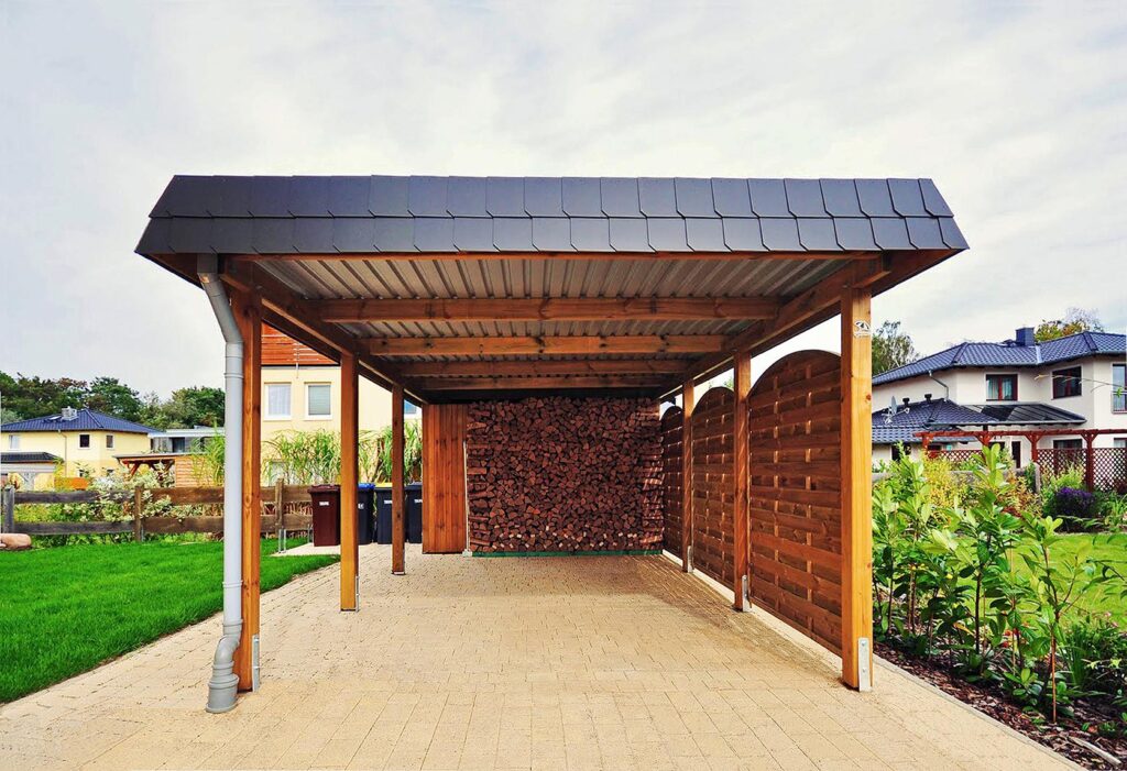 stilvoller Flachdach-Einzelcarport aus Holz mit schwarzer Schindelblende