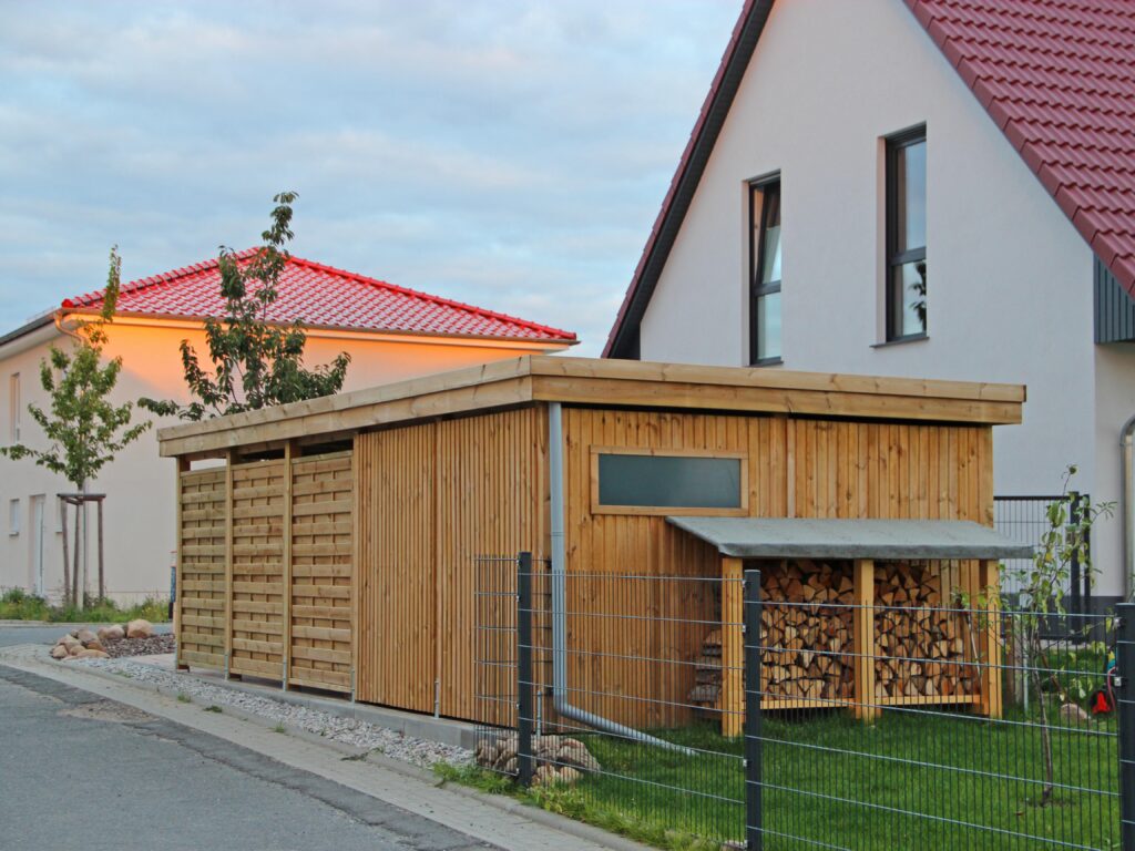 Funktioneller Flachdach-Einzelcarport aus Holz mit Abstellraum