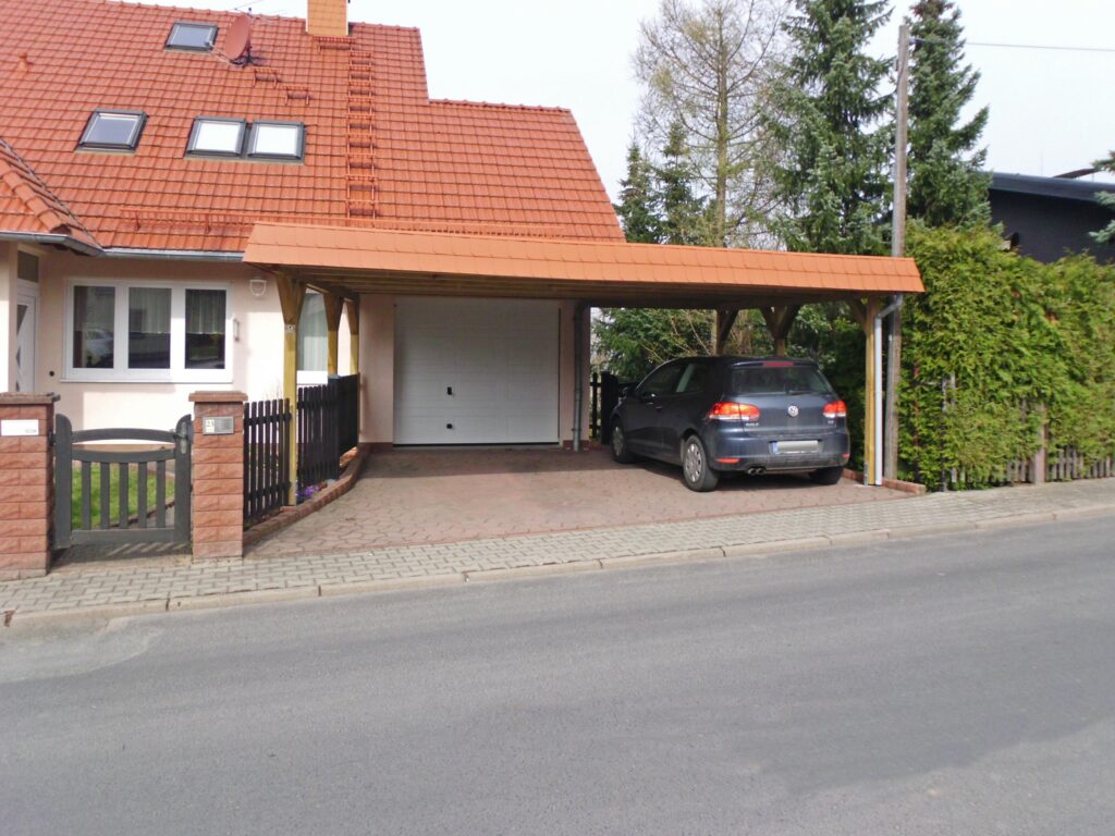Eleganter Flachdach-Doppelcarport mit leuchtend roter Schindelblende