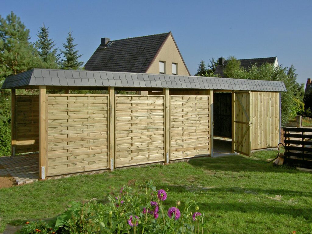 Moderner Flachdach-Einzelcarport aus Holz mit schwarzer Blende und Abstellraum