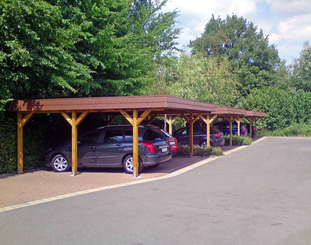 Flachdach-Doppelcarports mit natürlicher brauner Schindelblende
