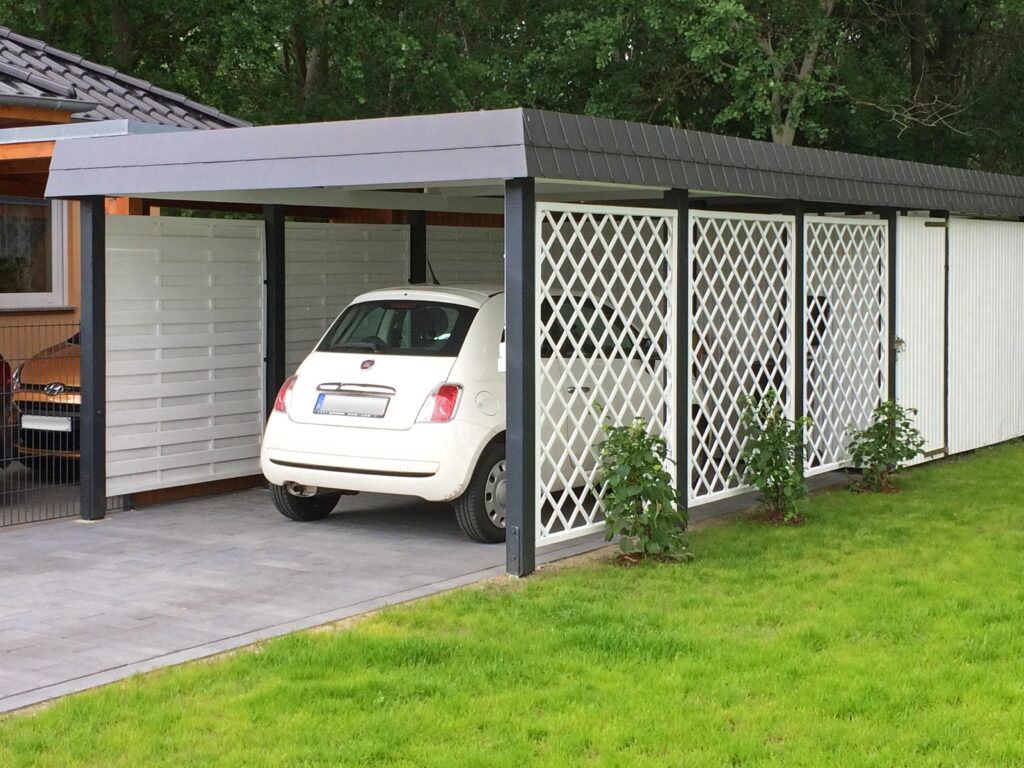 moderner Flachdach-Einzelcarport mit Schindelblende