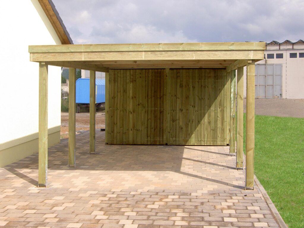 Platzsparender Flachdach-Einzelcarport aus Holz mit Abstellraum