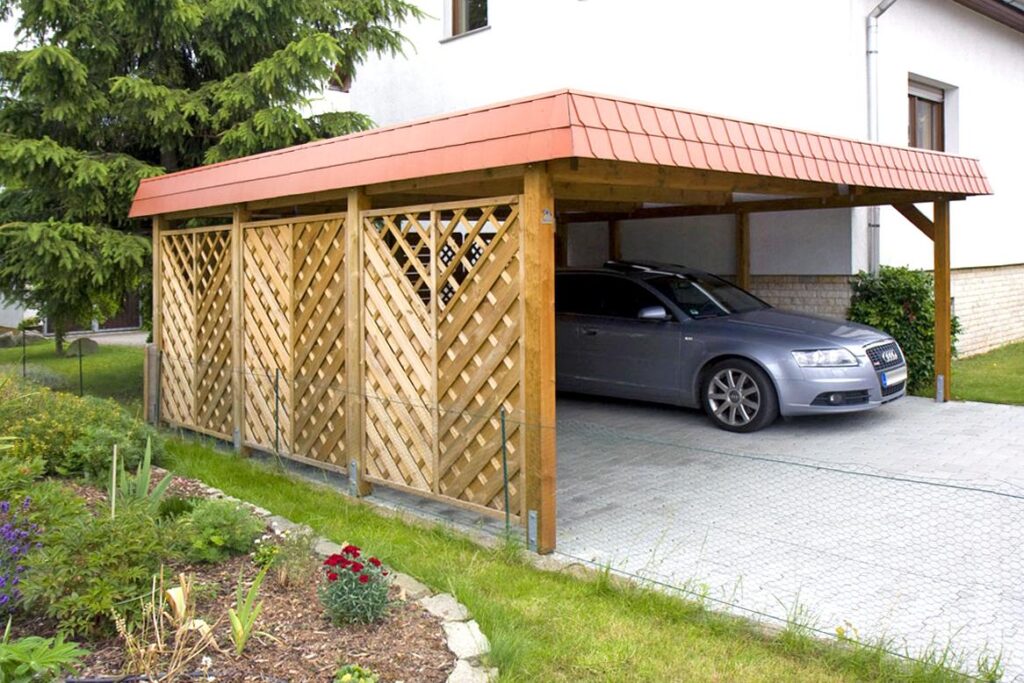 Freitragender Flachdach-Doppelcarport mit markanter roter Schindelblende