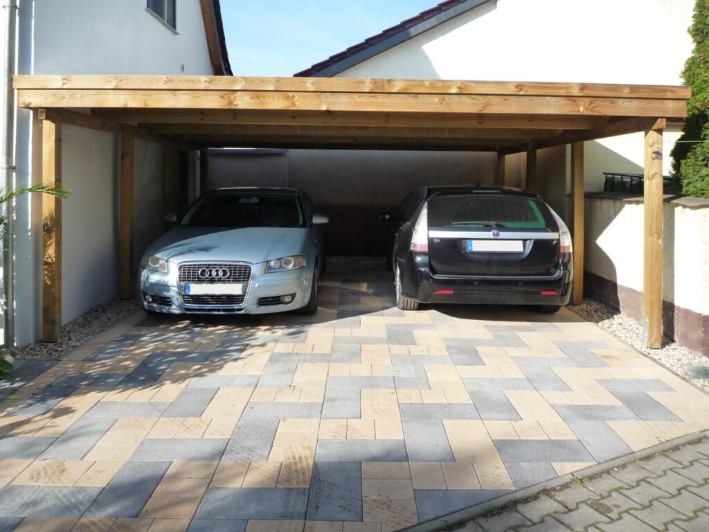Minimalistischer Flachdach-Doppelcarport freitragend aus Holz