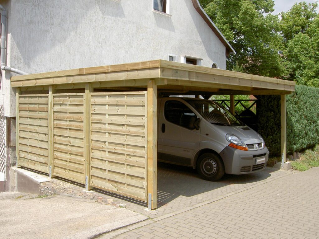 Eleganter Flachdach-Doppelcarport freitragend aus HolzCarport aus Holz mit Flachdach an einem Haus, darin geparkter grauer Van