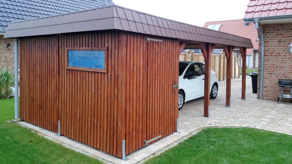 Flachdach-Einzelcarport aus Holz mit brauner Schindelblende und Abstellraum