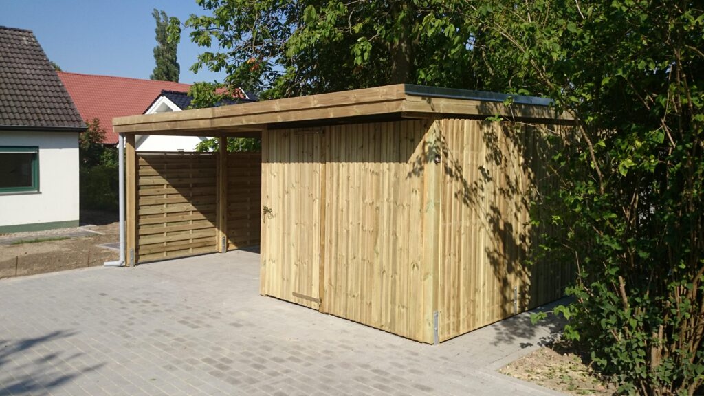 Flachdach-Einzelcarport aus Holz mit praktischem seitlichen Abstellraum
