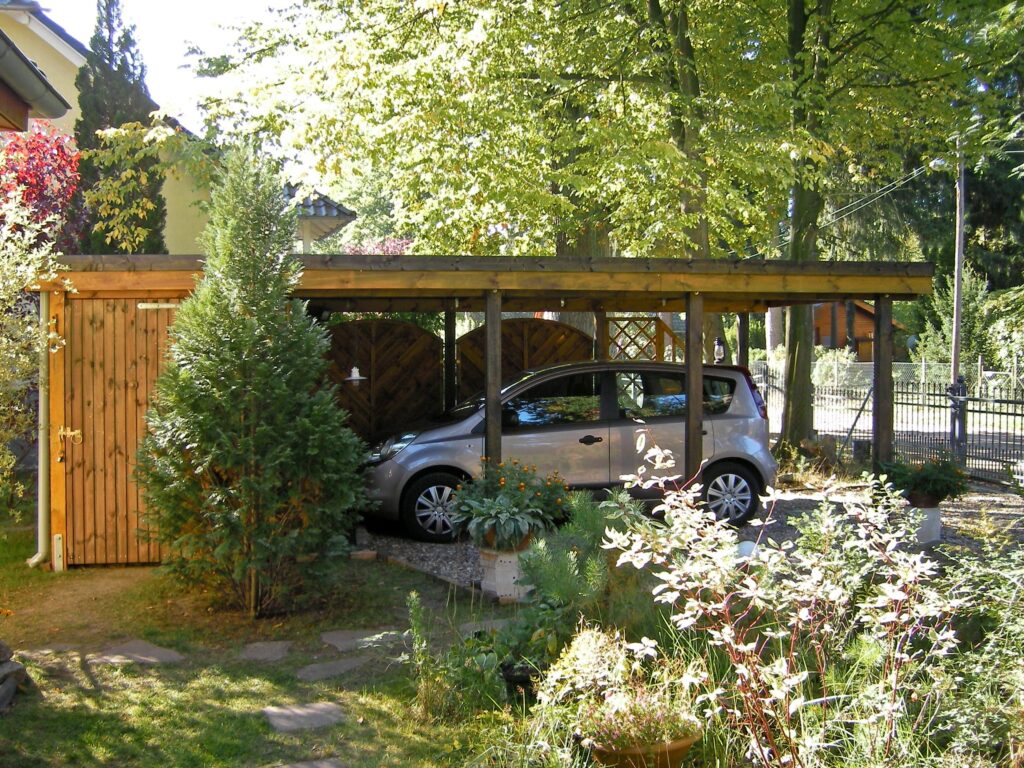 praktischer Flachdach Einzelcarport mit Abstellkammer