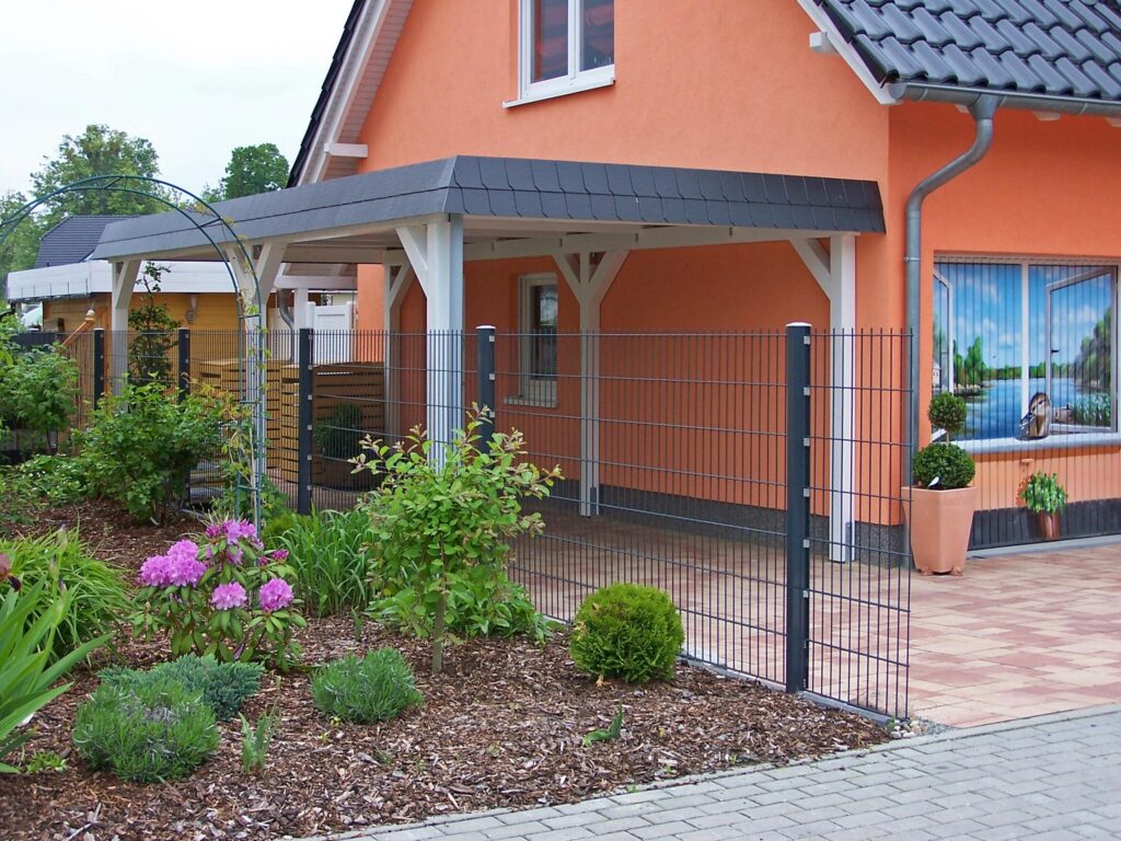 Flachdach-Einzelcarport am Haus