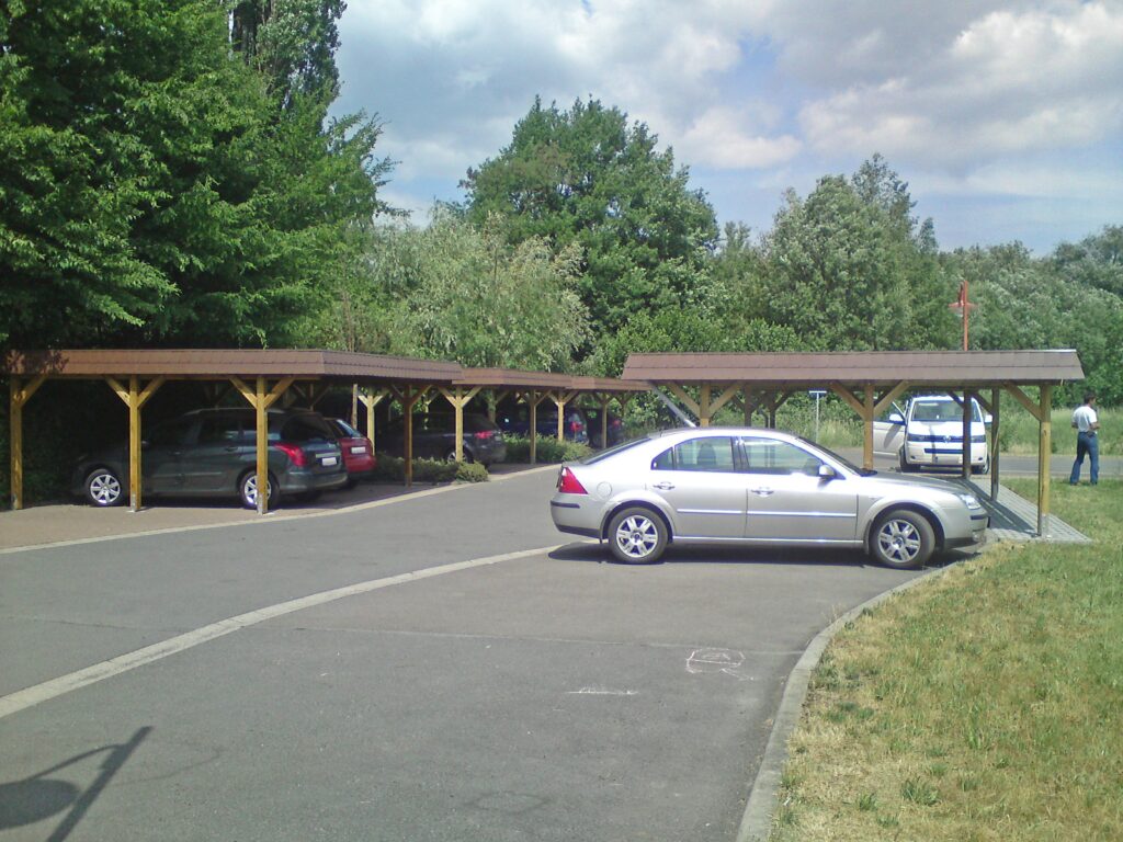 Flachdach-Doppelcarports mit brauner Schindelblende