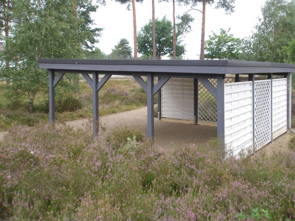 Flachdach-Einzelcarport mit Schindelblende und hochwertigen Aluminium Abdeckleisten