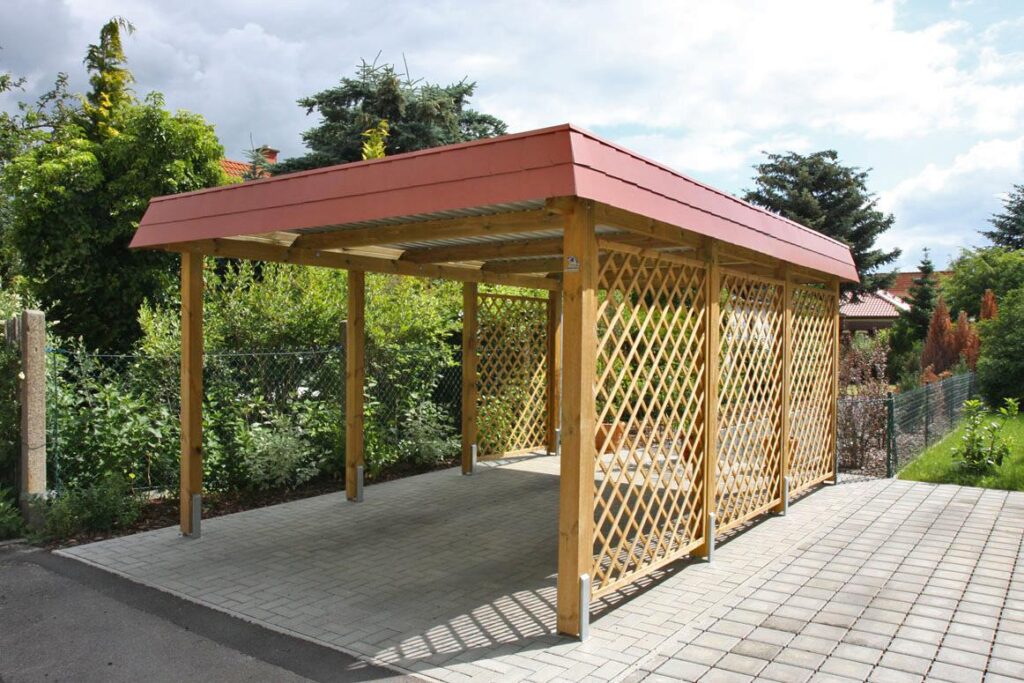 Flachdach-Einzelcarport mit roter Schindelblende