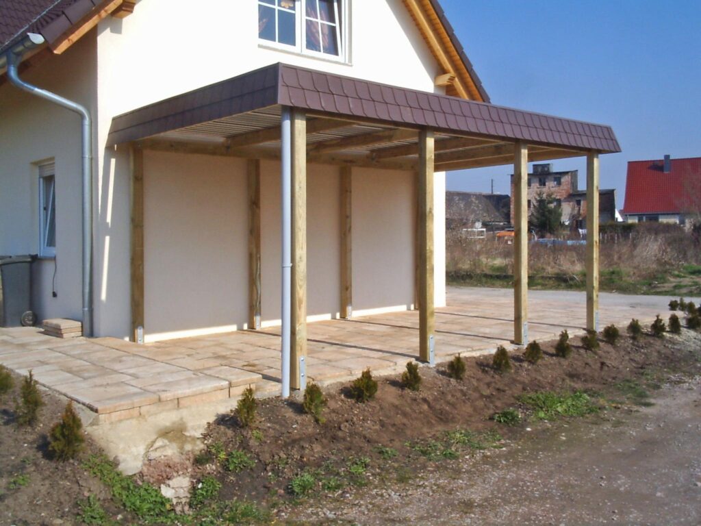 klassischer Flachdach Einzelcarport mit brauner Schindelblende