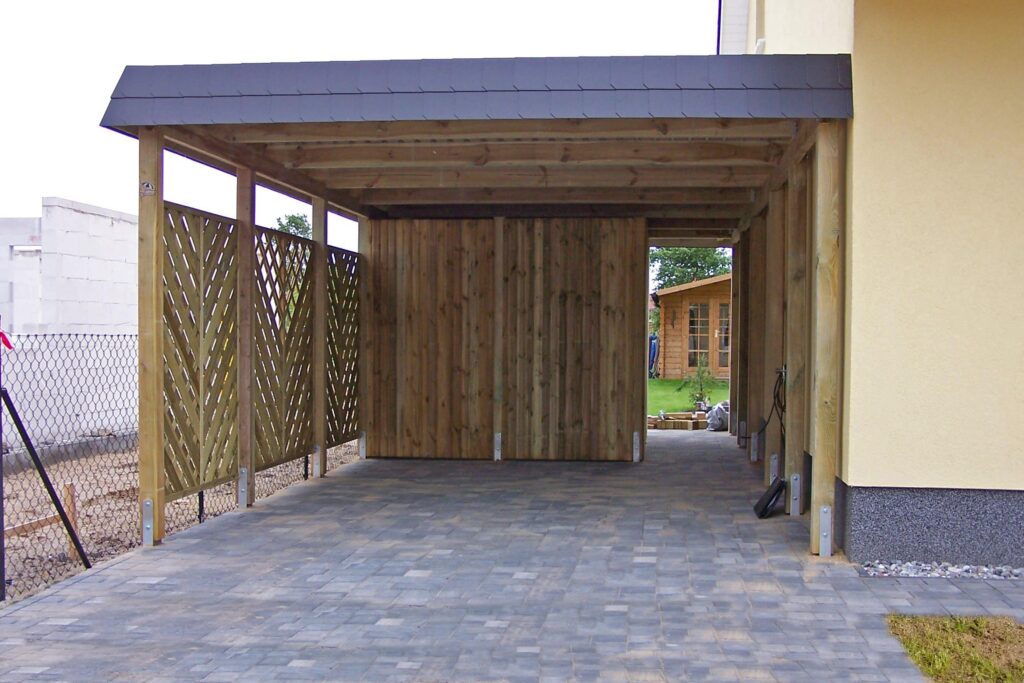 Flachdach-Einzelcarport mit Geräteraum und Durchgang zum Garten