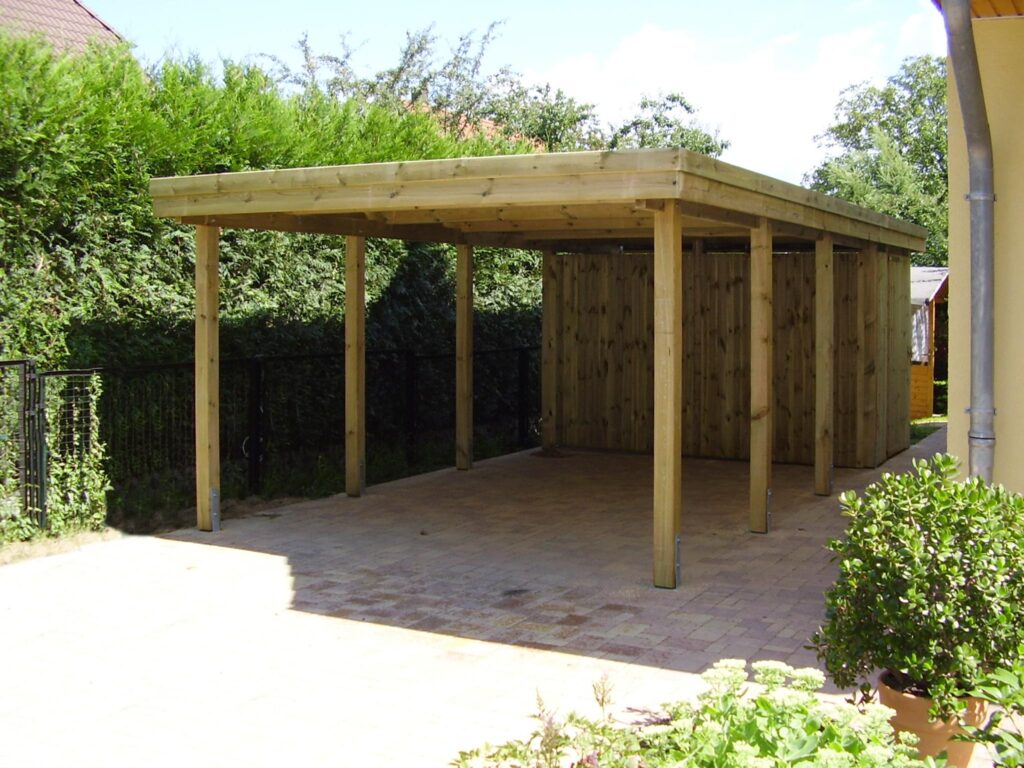 Praktischer Flachdach-Einzelcarport aus Holz mit Abstellraum