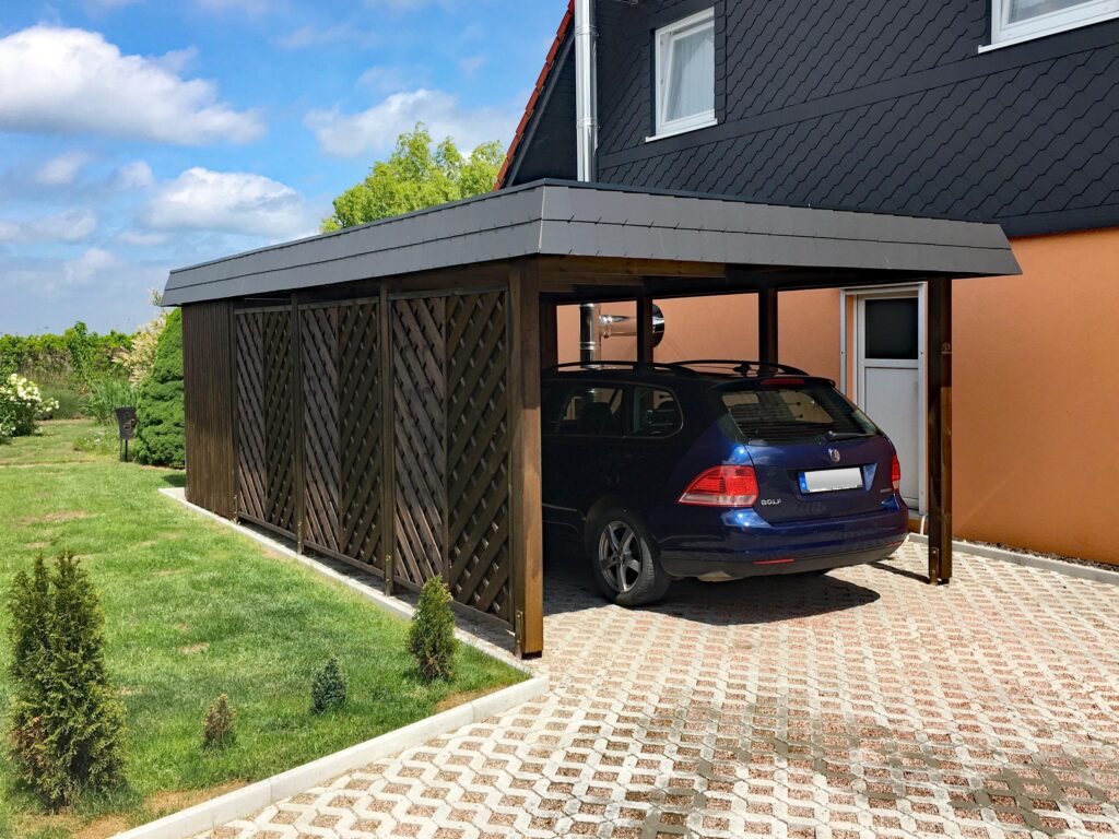 Flachdach-Carport mit Schindelblende und Abstellkammer