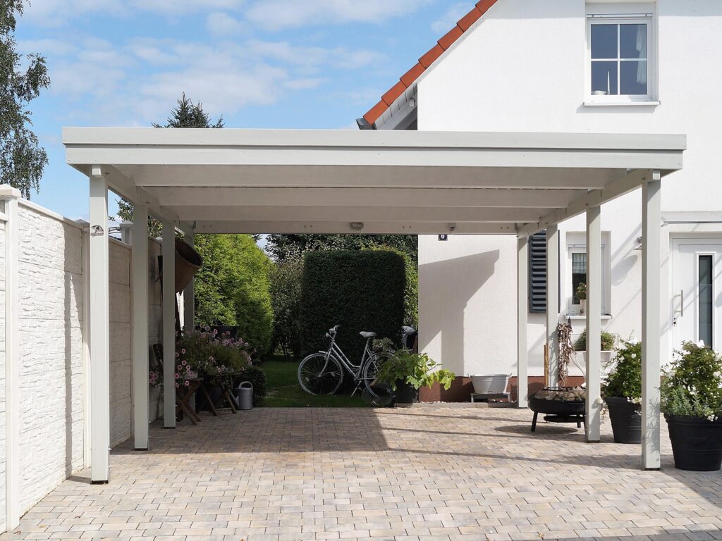 Geräumiger Flachdach-Carport aus Holz mit Komfortbreite