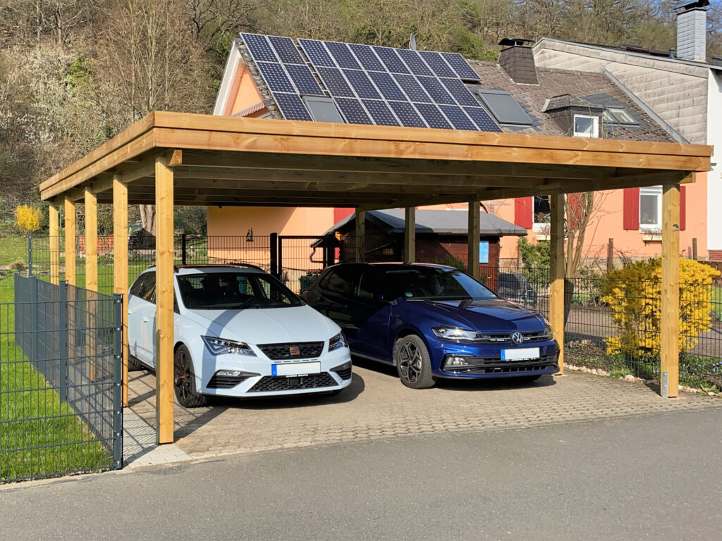 Flachdach-Doppelcarport mit Holzblende