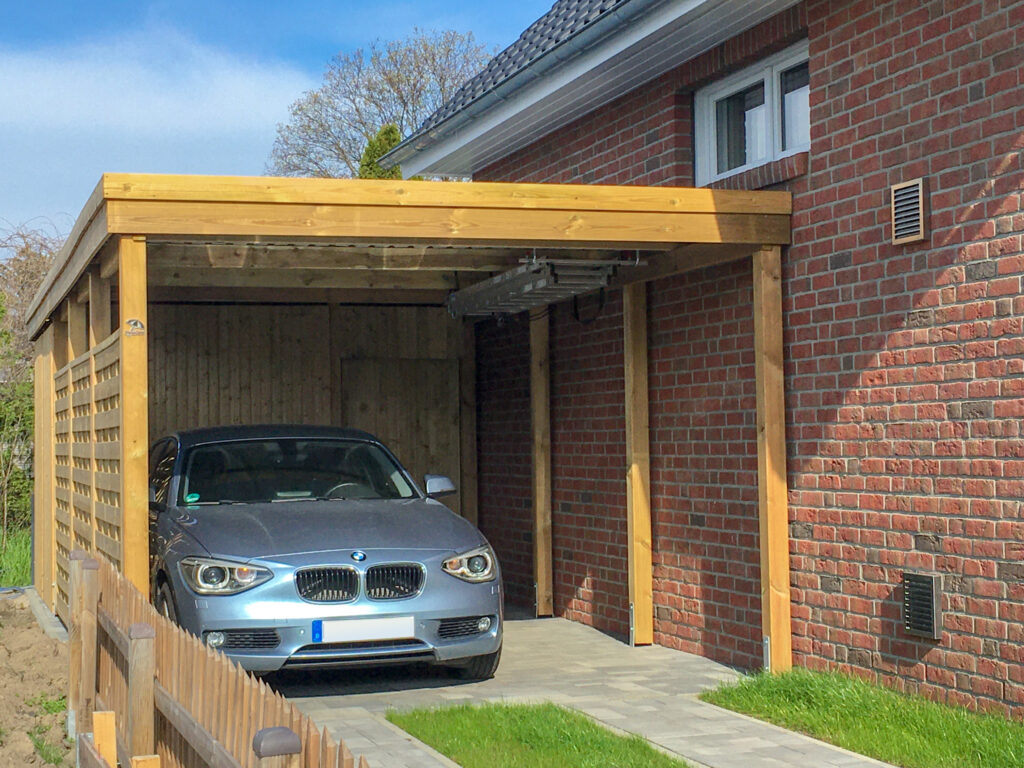 angepasster Flachdach-Einzelcarport mit Abstellkammer