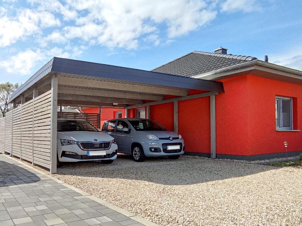 Moderner Flachdach Carport mit anthrazitfarbener Blende