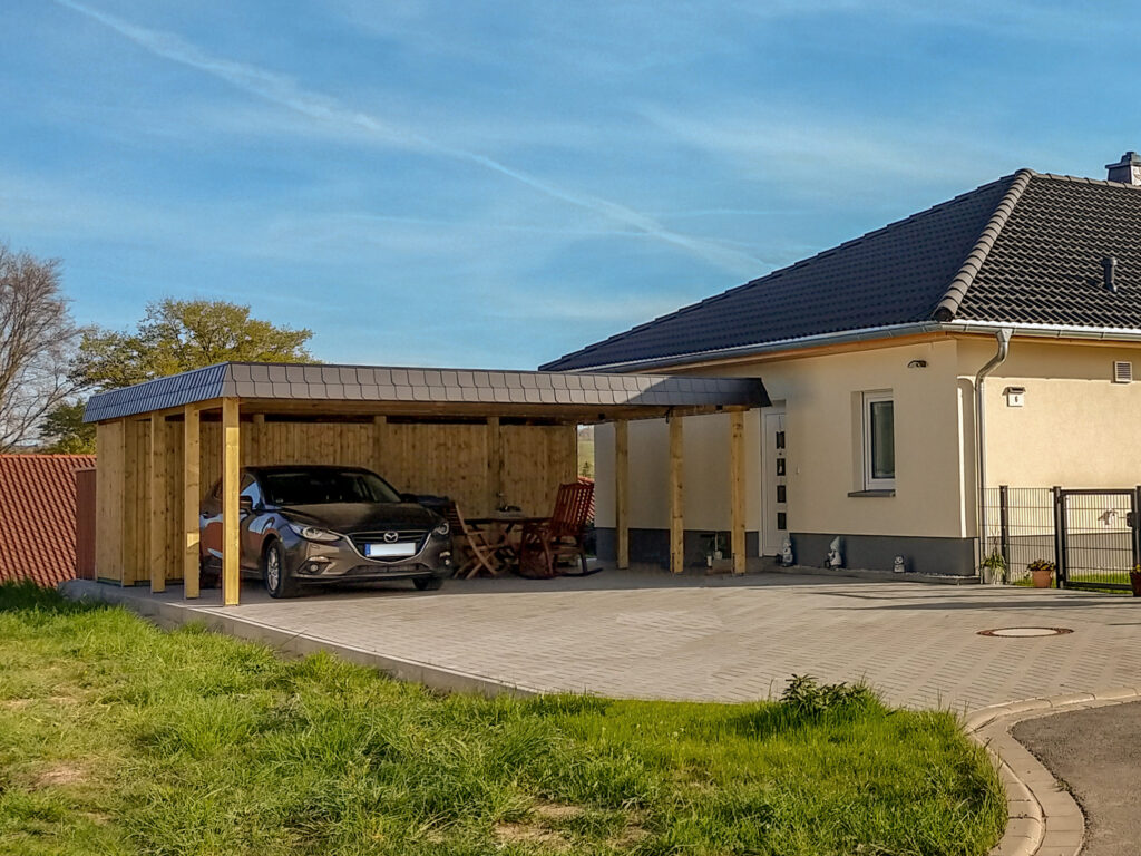 Flachdach-Doppelcarport mit Schindelblende und integriertem Geräteraum