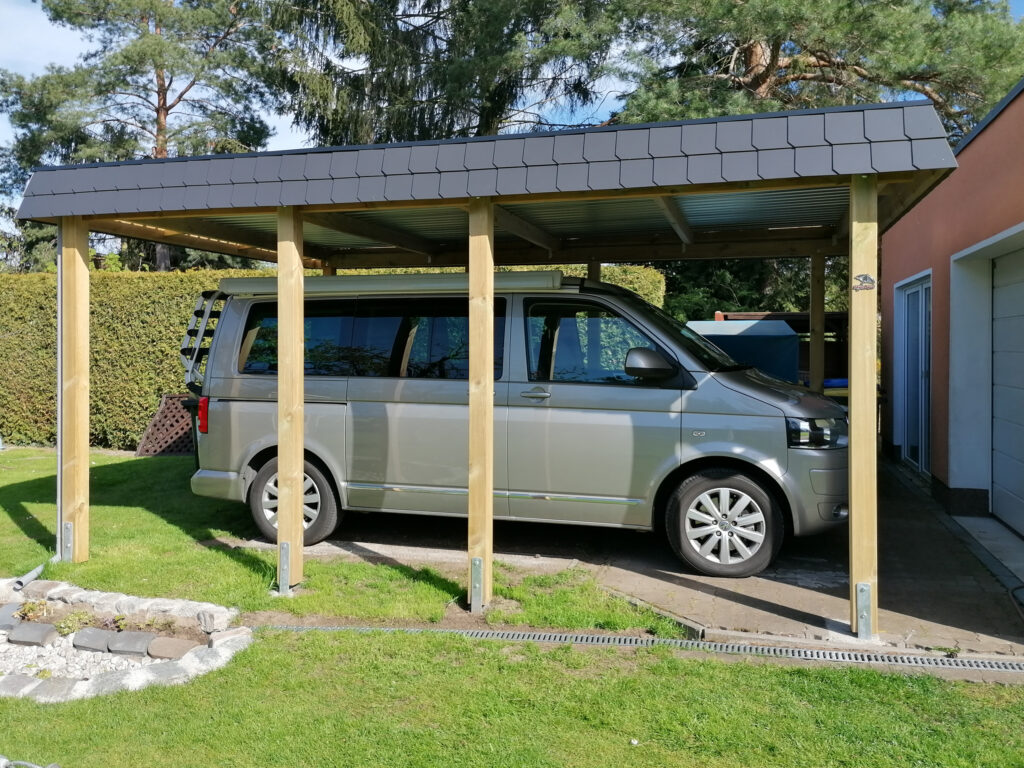 Flachdach-Einzelcarport aus Holz mit angewalmter Schindelbl