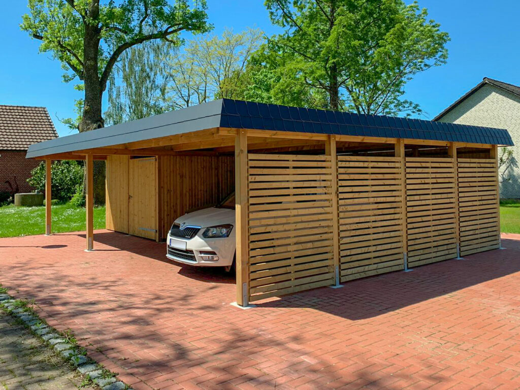 Flachdach-Carport aus Holz für 2 Autos mit seitlicher Abstellkammer und Rhombus-Sichtschutz