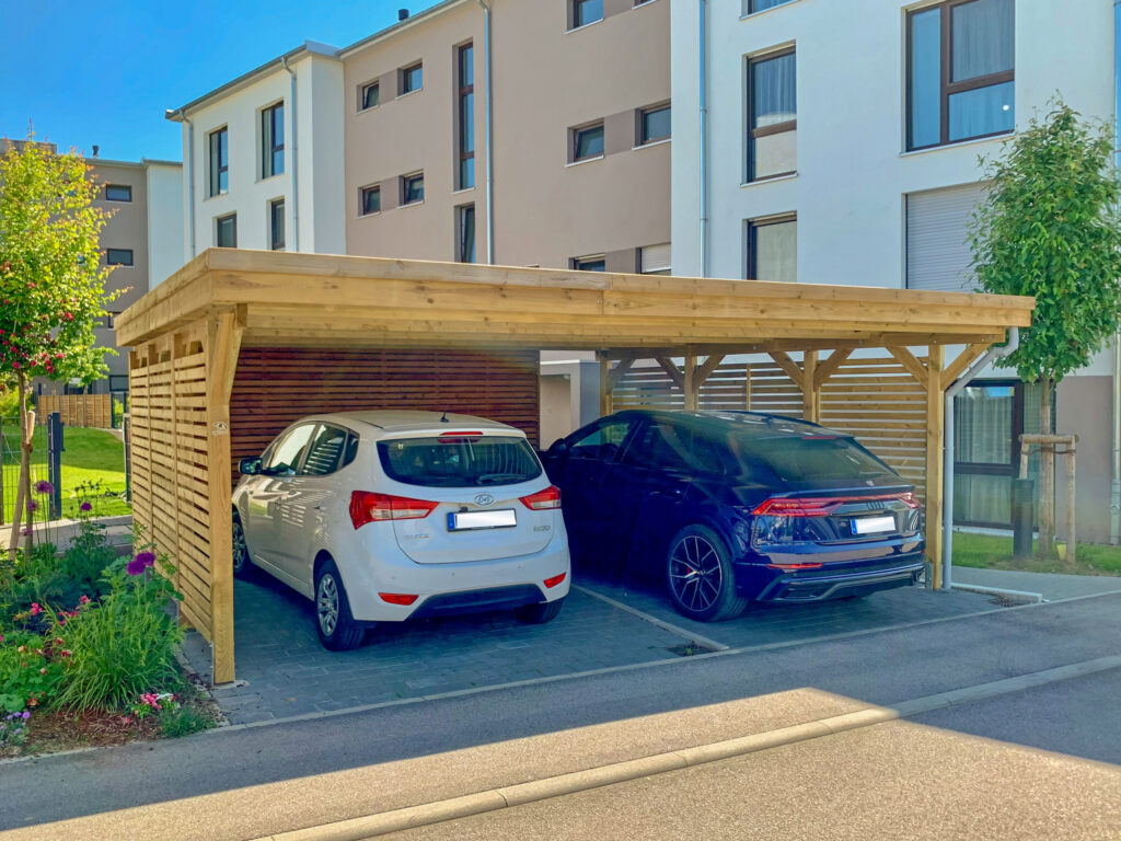 Flachdach-Carport für 2 PKW mit Rhombus-Sichtschutz an den Seiten