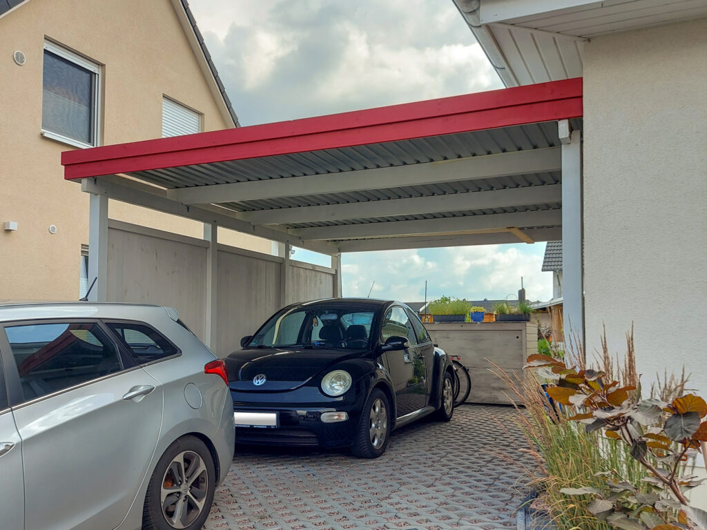 Flachdach-Carport seitlich am Haus angebaut mit Holzblende