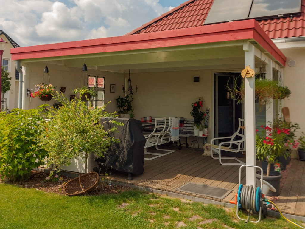 Flachdach-Carport als moderne Terrassenüberdachung aus Holz