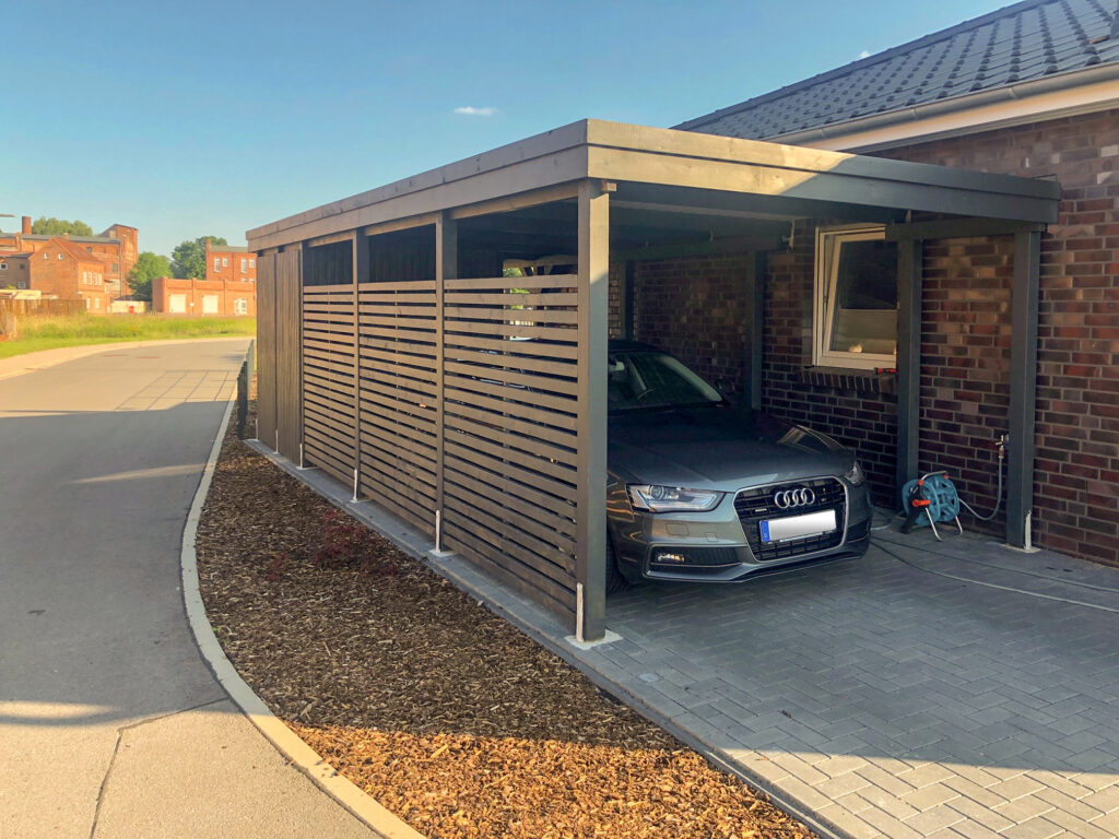 Flachdach-Carport für 1 PKW mit integriertem Abstellraum und Sichtschutz