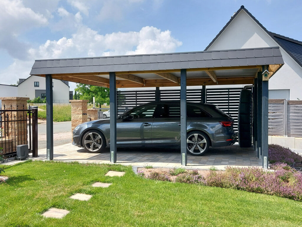 Moderner Flachdach-Carport Einzelplatz mit Schindelblende und Sichtschutzelementen