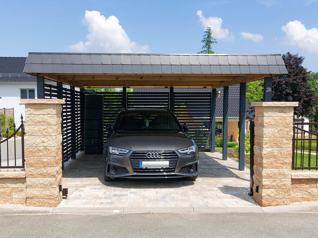 Flachdach-Einzelcarport Komfortbreite mit Schindelblende und Rhombus-Sichtschutz