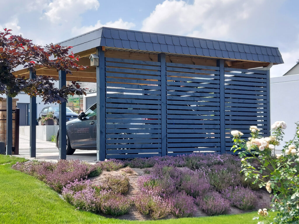 Hochwertiger Flachdach-Einzelcarport mit breitem Eingang und Rhombus-Sichtschutz