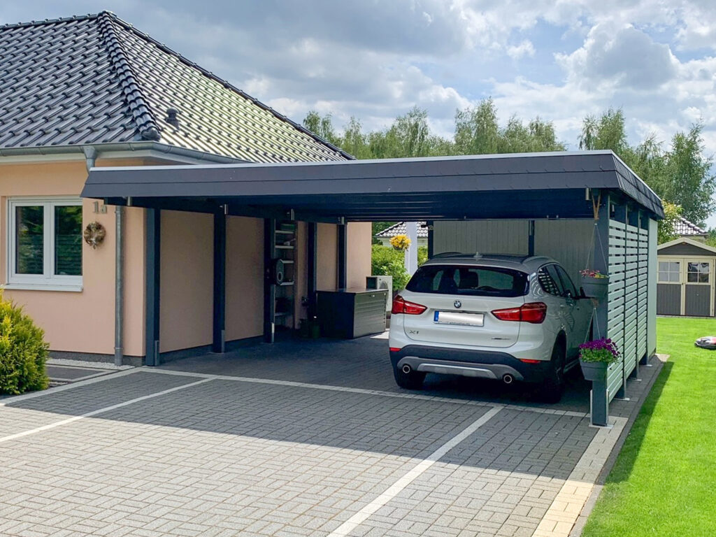 Moderner Flachdach-Doppelcarport am Haus