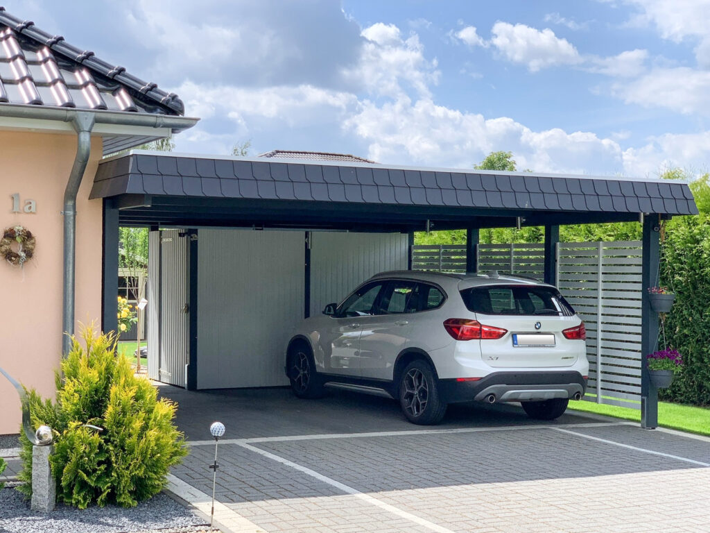 Flachdach-Carport mit klassischer Schindelblende